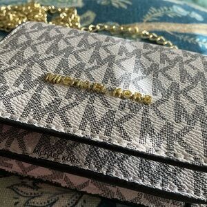 Trendy MK-inspired mini crossbody wallet bag 🤍✨